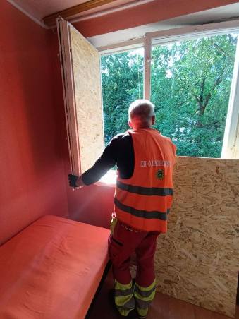 У Харкові комунальники продовжують відновлення пошкоджених будинків